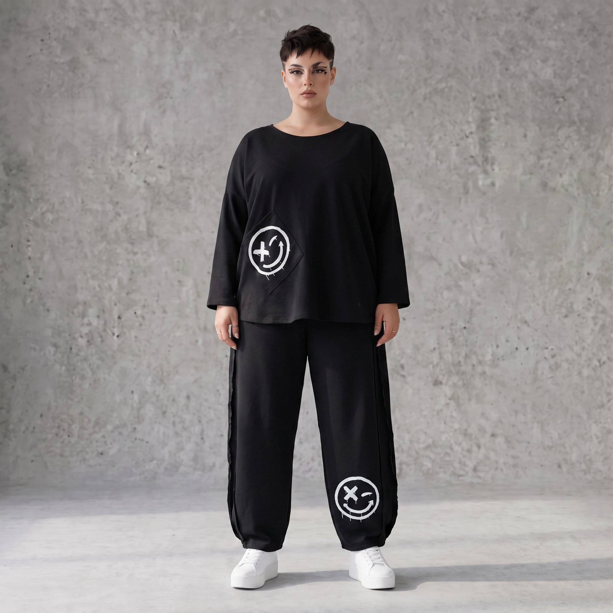 Ballonhose in Midnight Black aus French Terry mit Stretch und Smiley Detail vorn am Bein