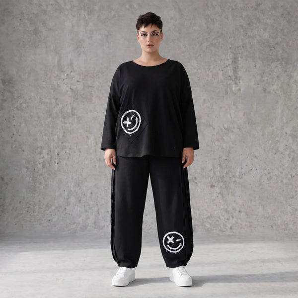 Ballonhose in Midnight Black aus French Terry mit Stretch und Smiley Detail vorn am Bein