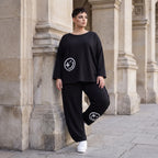 Ballonhose in Midnight Black aus French Terry mit Stretch und Smiley Detail vorn am Bein