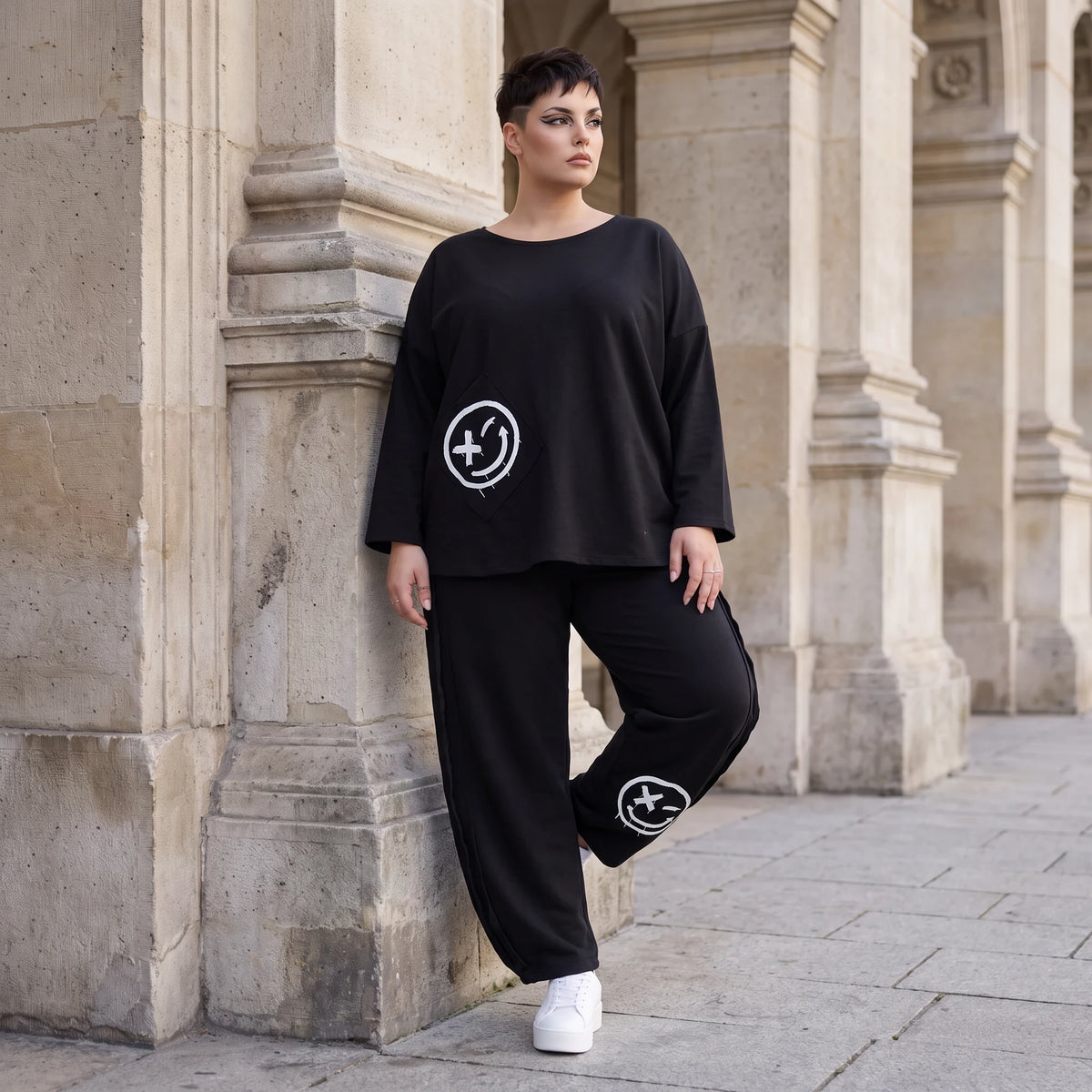 Ballonhose in Midnight Black aus French Terry mit Stretch und Smiley Detail vorn am Bein
