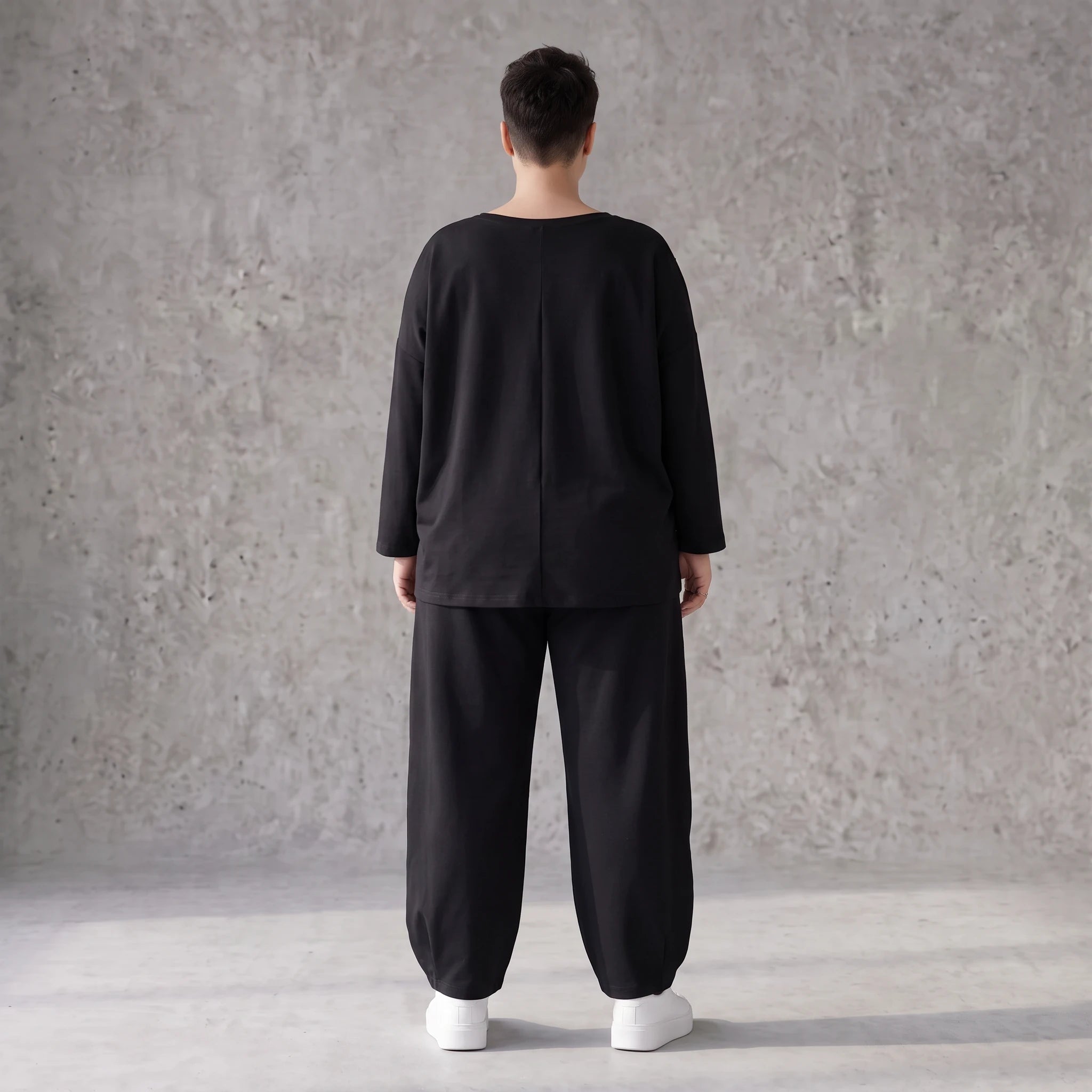 Ballonhose in Midnight Black aus French Terry mit Stretch und Smiley Detail vorn am Bein