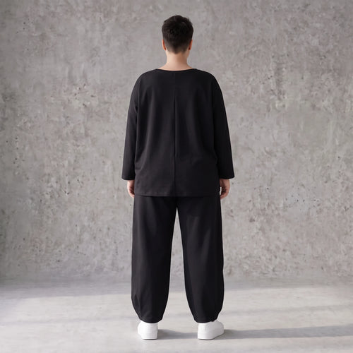 Ballonhose in Midnight Black aus French Terry mit Stretch und Smiley Detail vorn am Bein