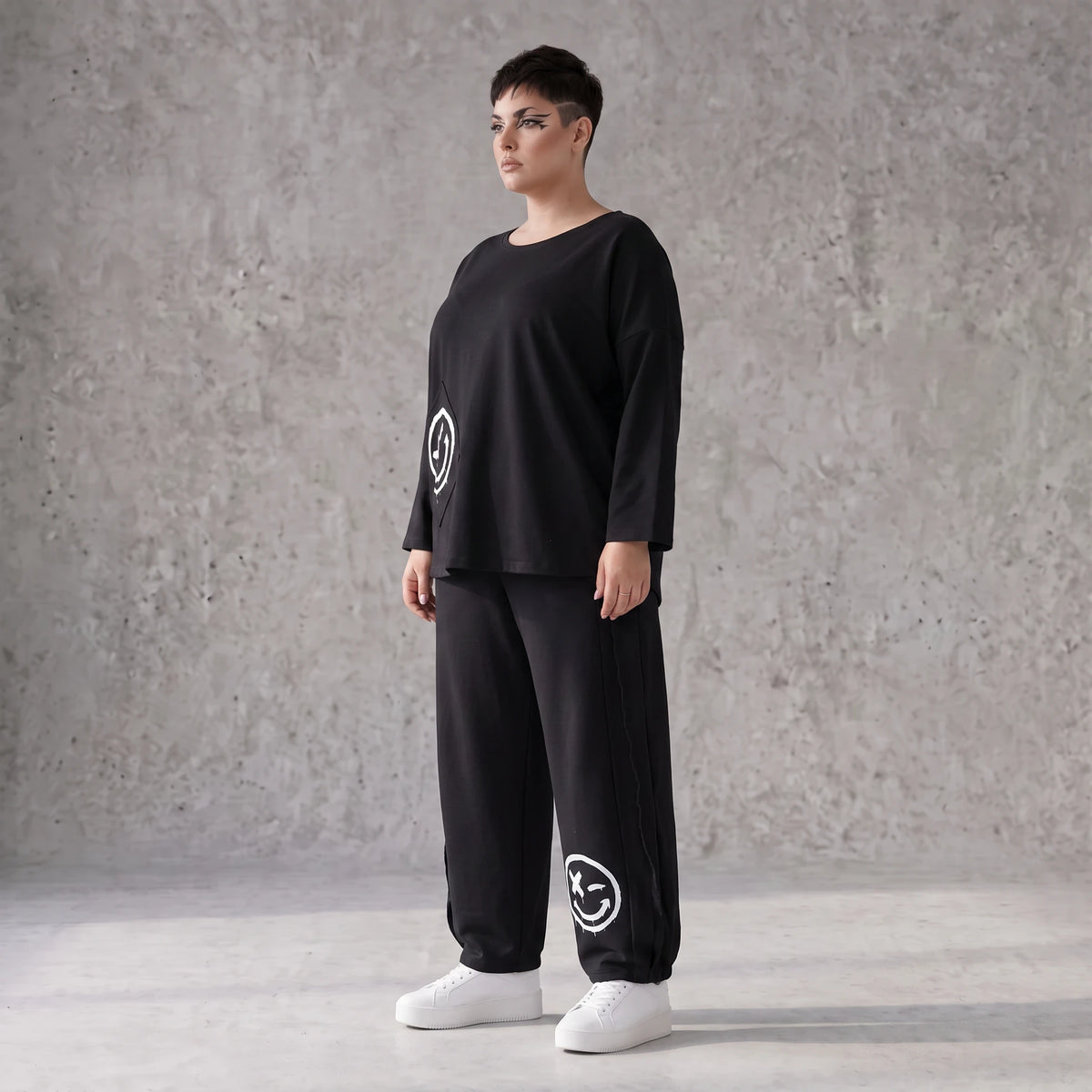 Ballonhose in Midnight Black aus French Terry mit Stretch und Smiley Detail vorn am Bein