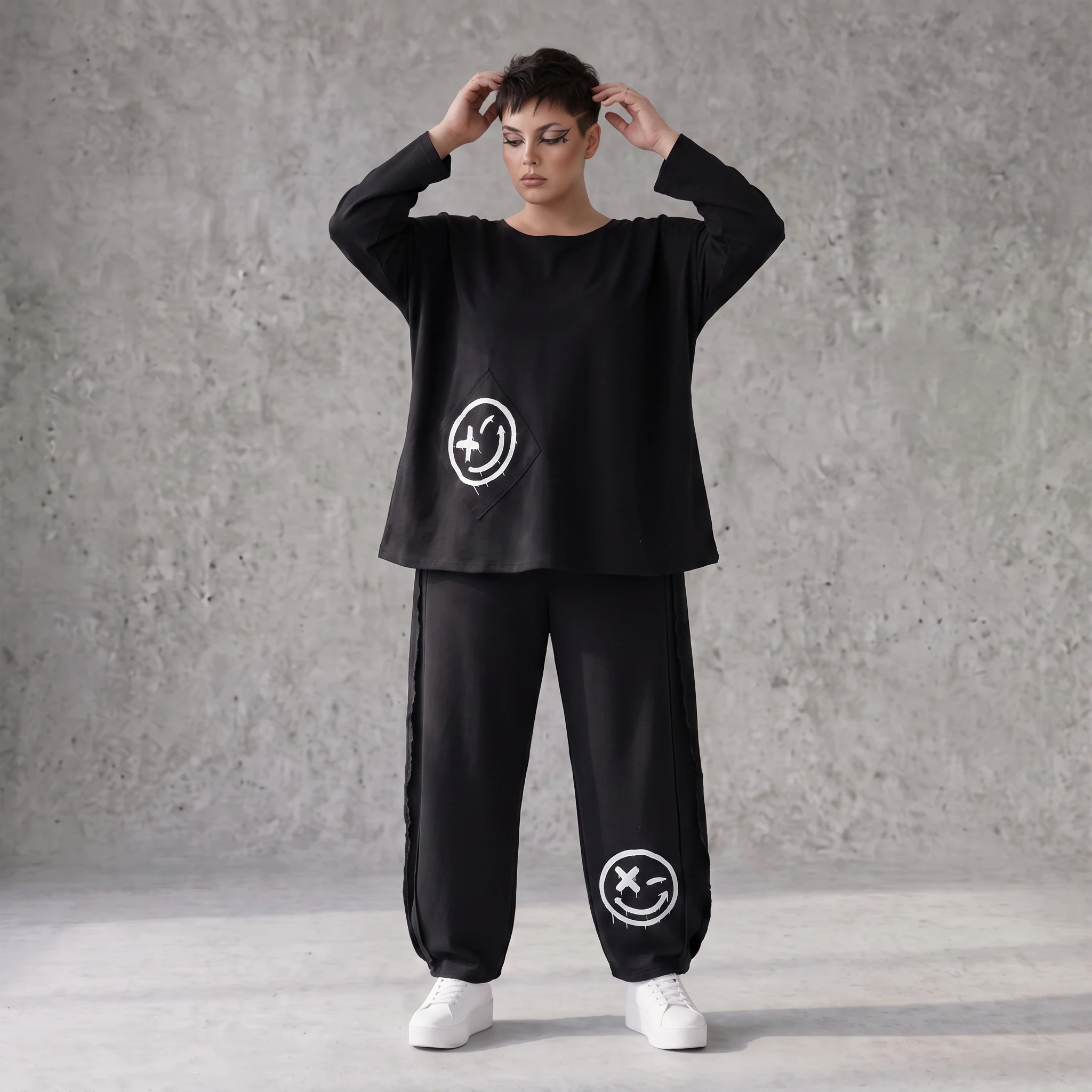 Ballonhose in Midnight Black aus French Terry mit Stretch und Smiley Detail vorn am Bein