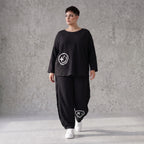 Ballonhose in Midnight Black aus French Terry mit Stretch und Smiley Detail vorn am Bein