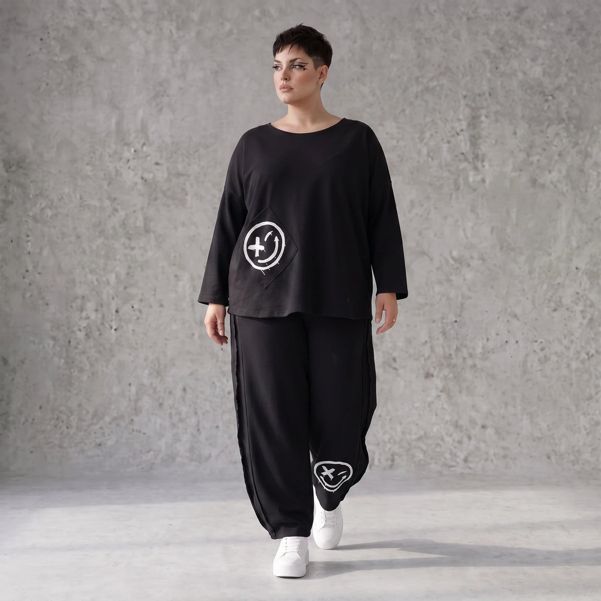 Ballonhose in Midnight Black aus French Terry mit Stretch und Smiley Detail vorn am Bein