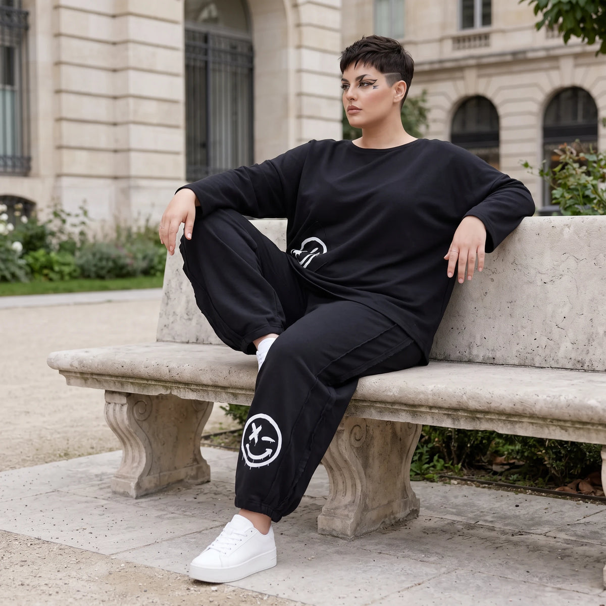Ballonhose in Midnight Black aus French Terry mit Stretch und Smiley Detail vorn am Bein