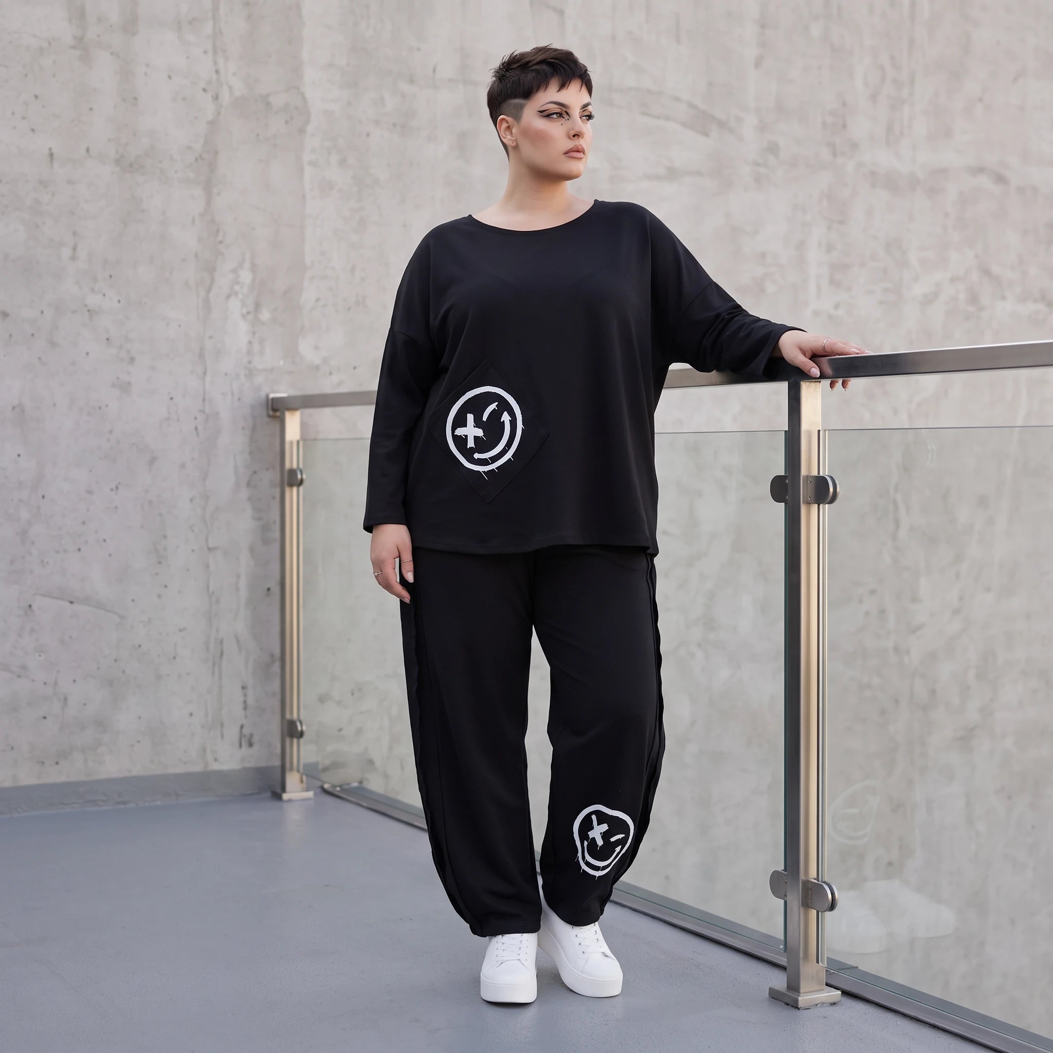 Ballonhose in Midnight Black aus French Terry mit Stretch und Smiley Detail vorn am Bein