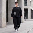 Ballonhose in Midnight Black aus French Terry mit Stretch und Smiley Detail vorn am Bein
