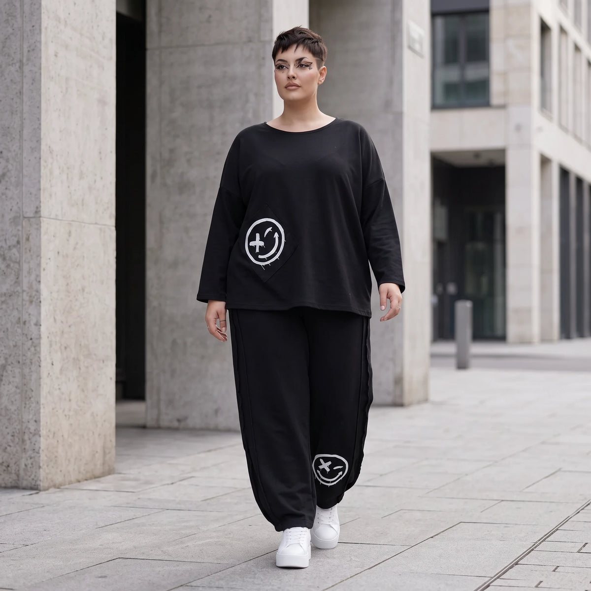 Ballonhose in Midnight Black aus French Terry mit Stretch und Smiley Detail vorn am Bein