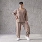 Taupe Ballonhose aus weichem French Terry mit Smileymuster Biesennähten und Dehnbund