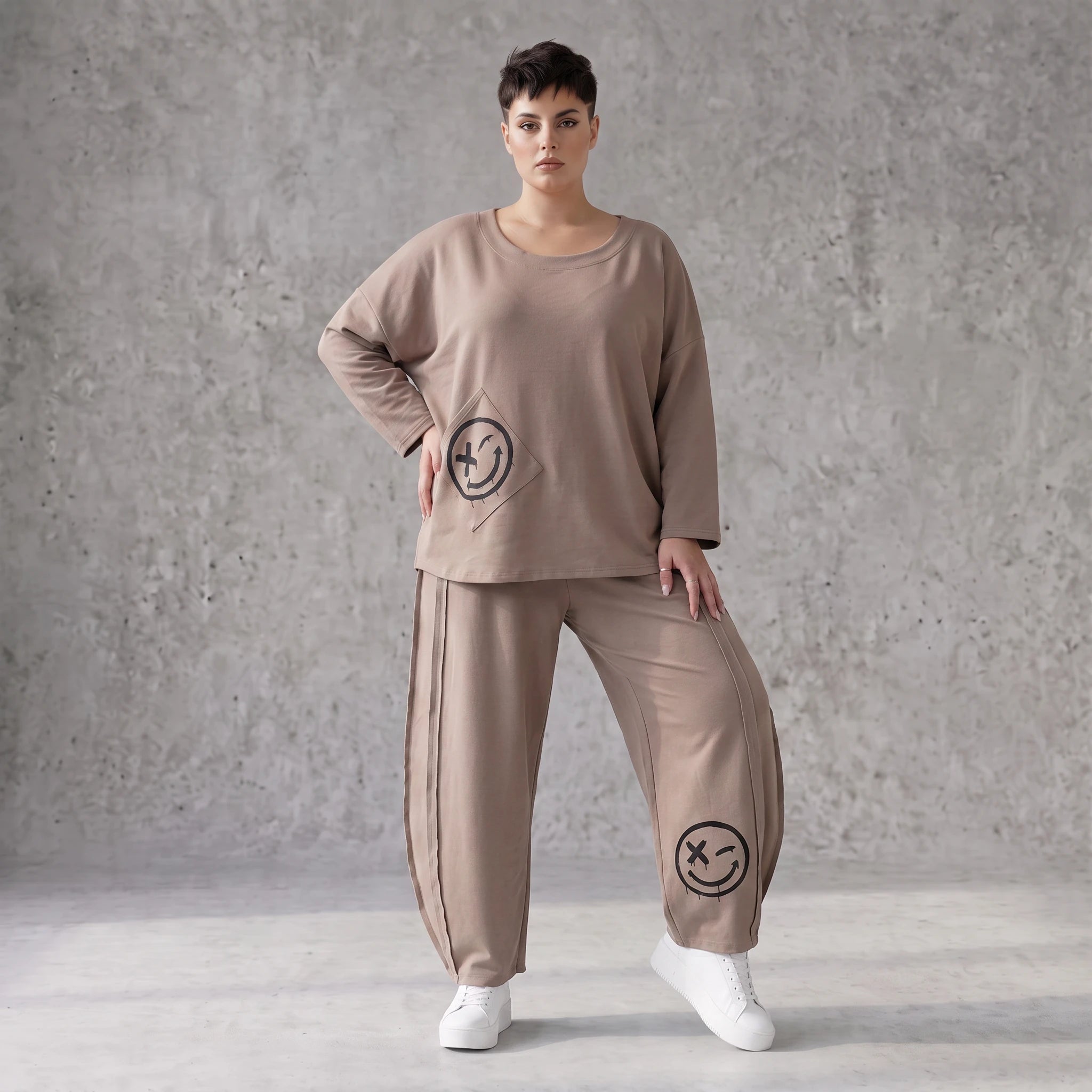 Taupe Ballonhose aus weichem French Terry mit Smileymuster Biesennähten und Dehnbund