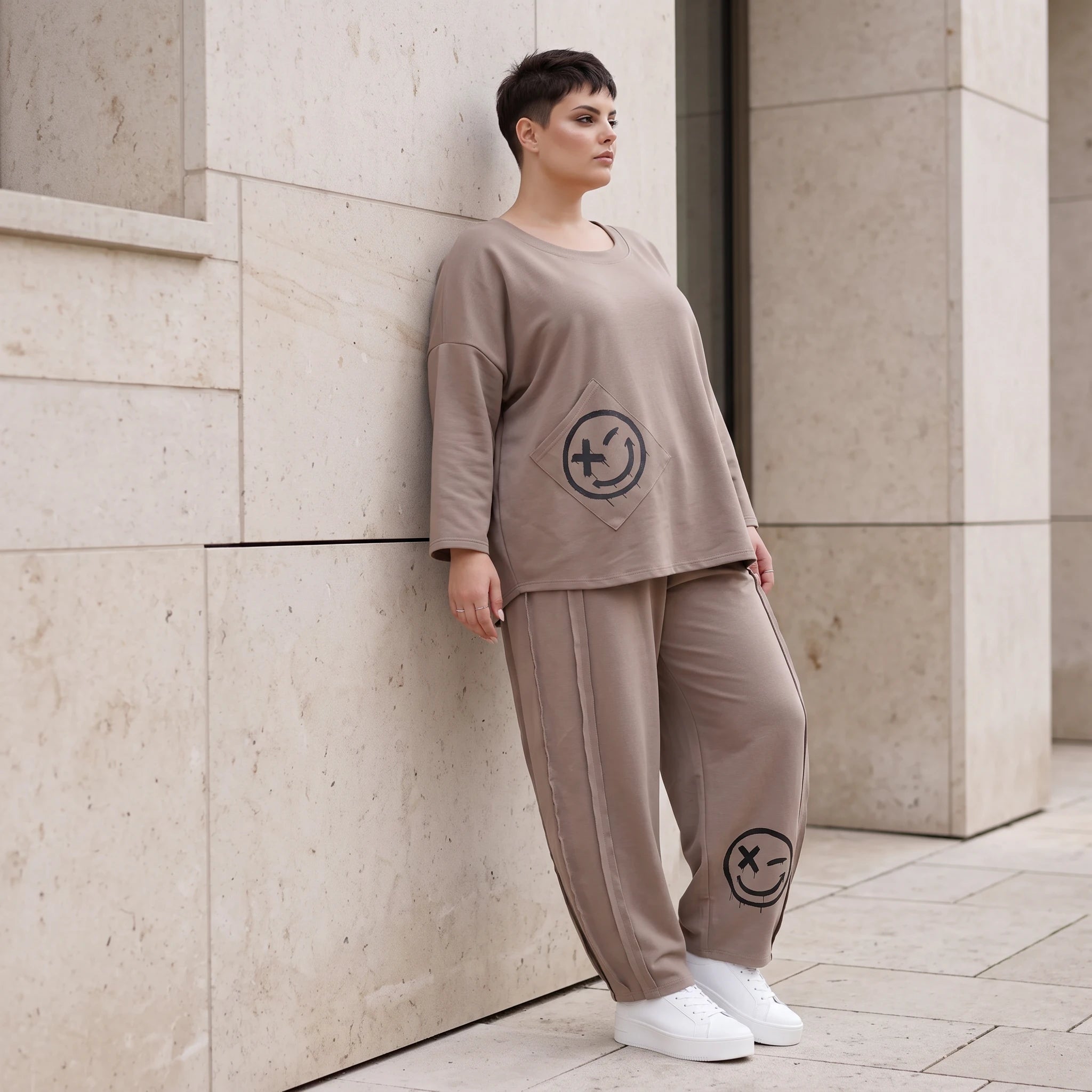 Taupe Ballonhose aus weichem French Terry mit Smileymuster Biesennähten und Dehnbund
