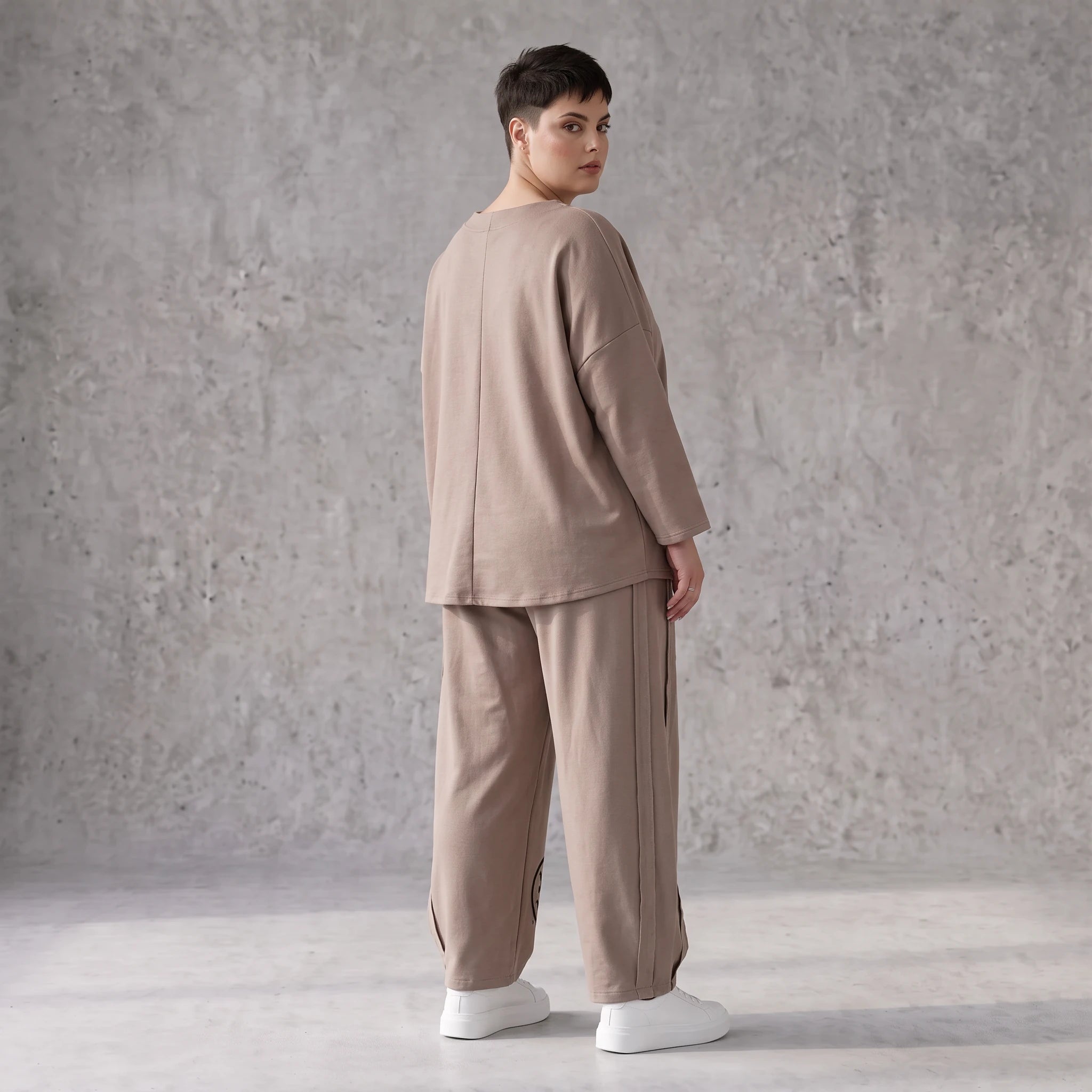 Taupe Ballonhose aus weichem French Terry mit Smileymuster Biesennähten und Dehnbund