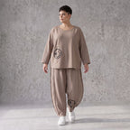 Taupe Ballonhose aus weichem French Terry mit Smileymuster Biesennähten und Dehnbund