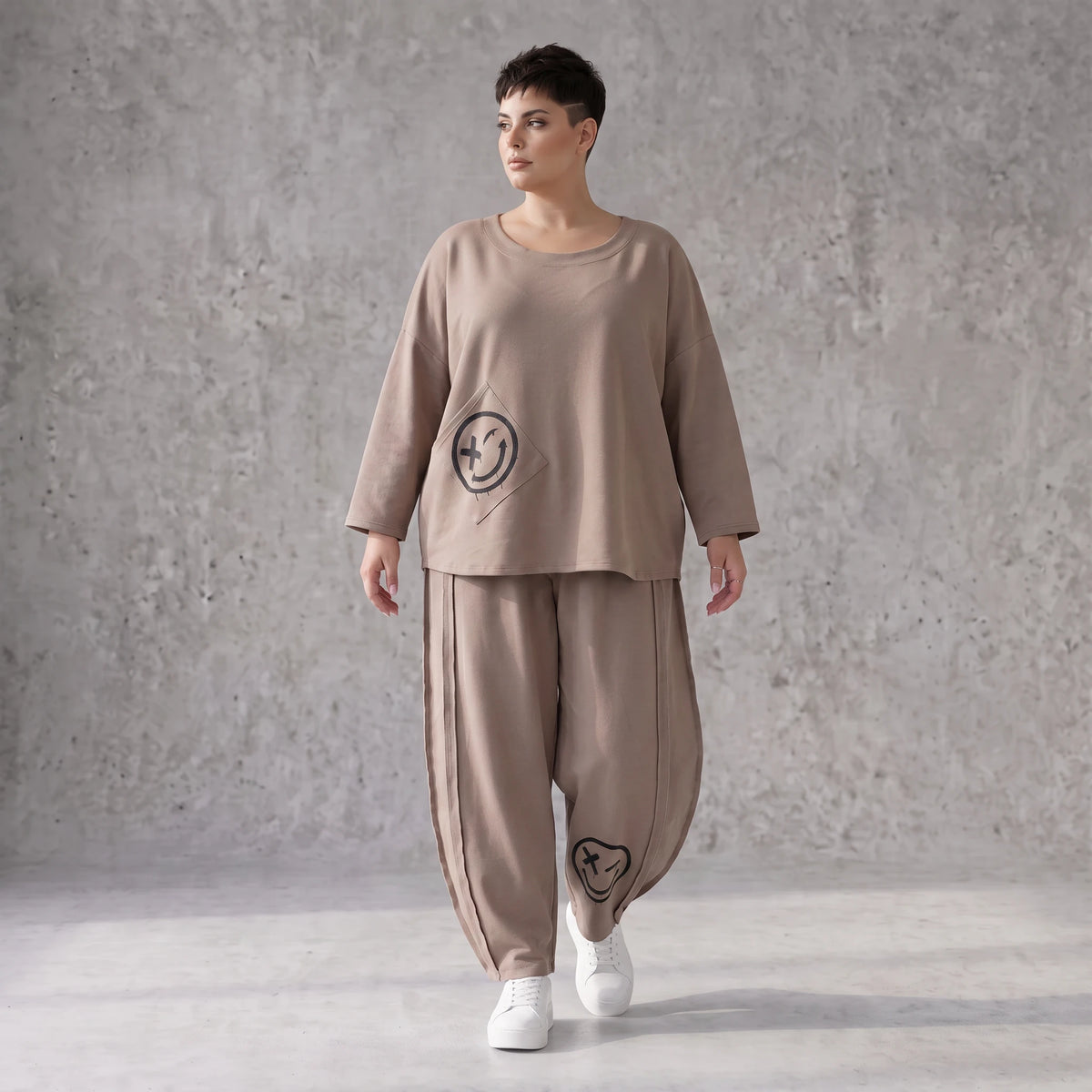 Taupe Ballonhose aus weichem French Terry mit Smileymuster Biesennähten und Dehnbund