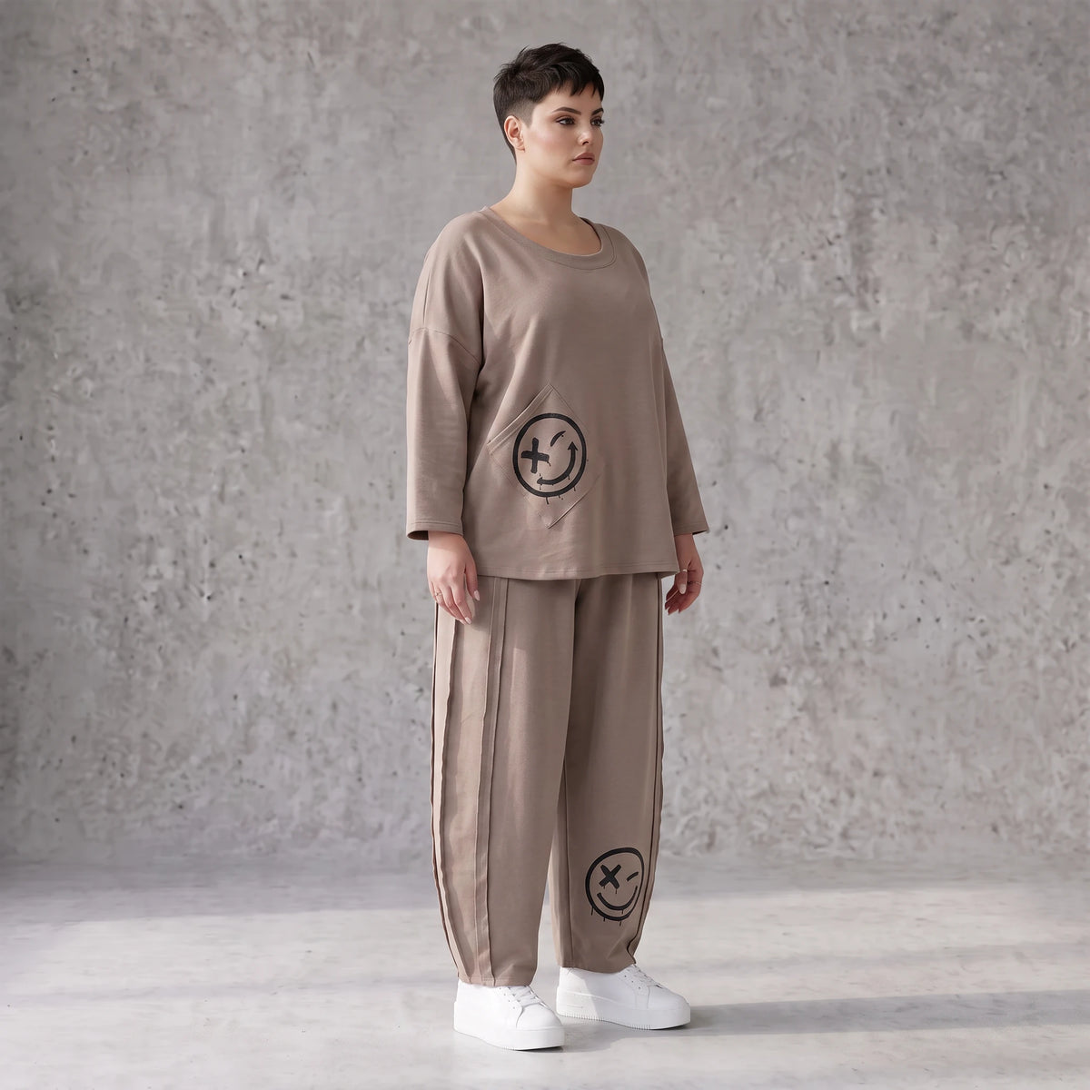 Taupe Ballonhose aus weichem French Terry mit Smileymuster Biesennähten und Dehnbund