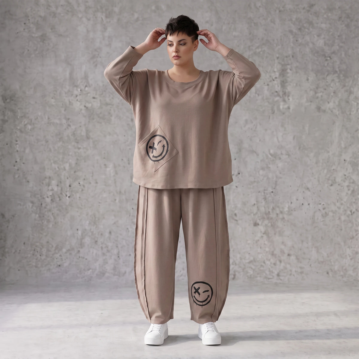 Taupe Ballonhose aus weichem French Terry mit Smileymuster Biesennähten und Dehnbund