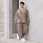 Taupe Ballonhose aus weichem French Terry mit Smileymuster Biesennähten und Dehnbund