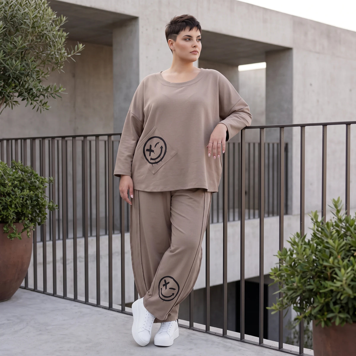 Taupe Ballonhose aus weichem French Terry mit Smileymuster Biesennähten und Dehnbund