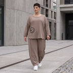 Taupe Ballonhose aus weichem French Terry mit Smileymuster Biesennähten und Dehnbund