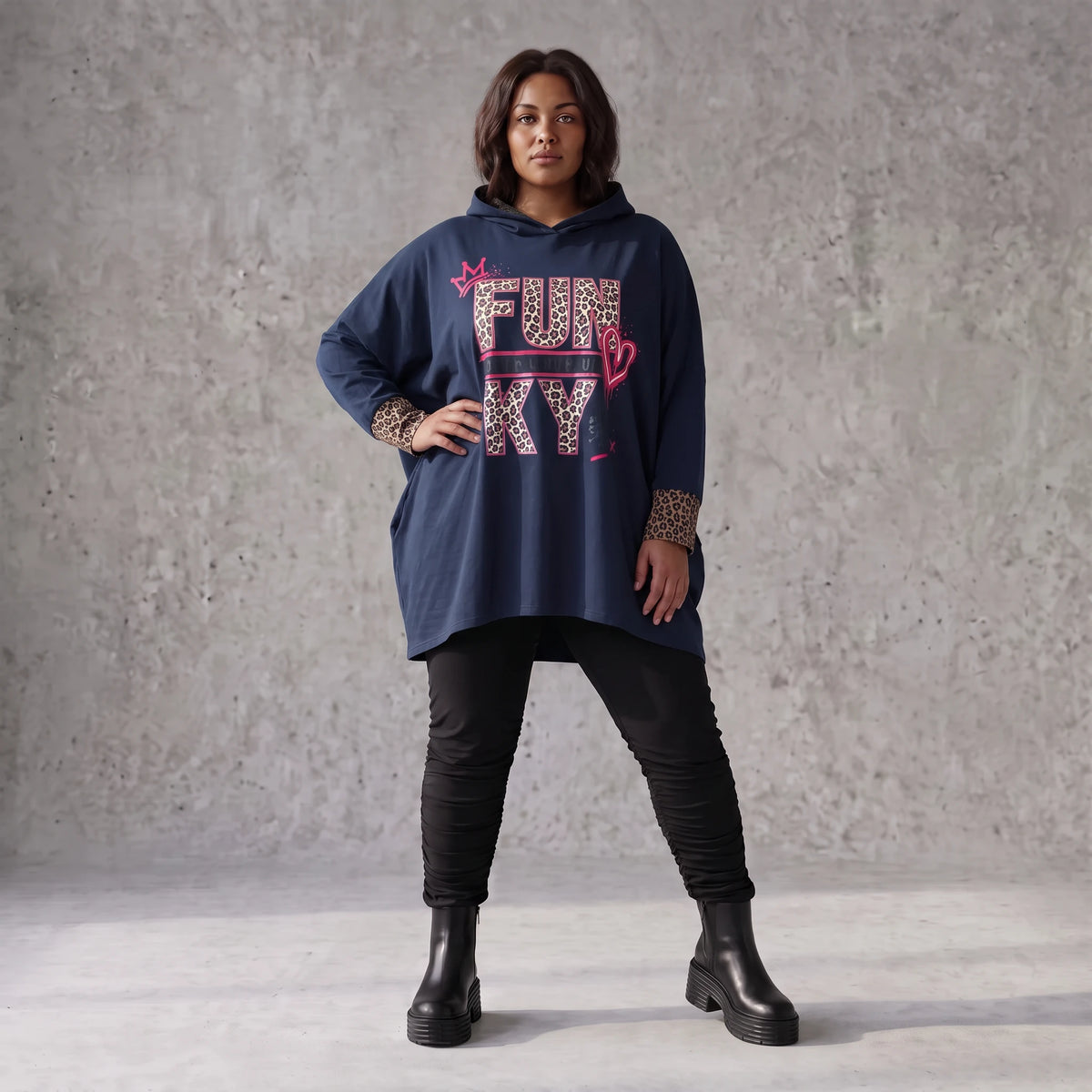 Dunkelblaues Kapuzensweatshirt mit Leoprint aus French Terry mit gerader Silhouette