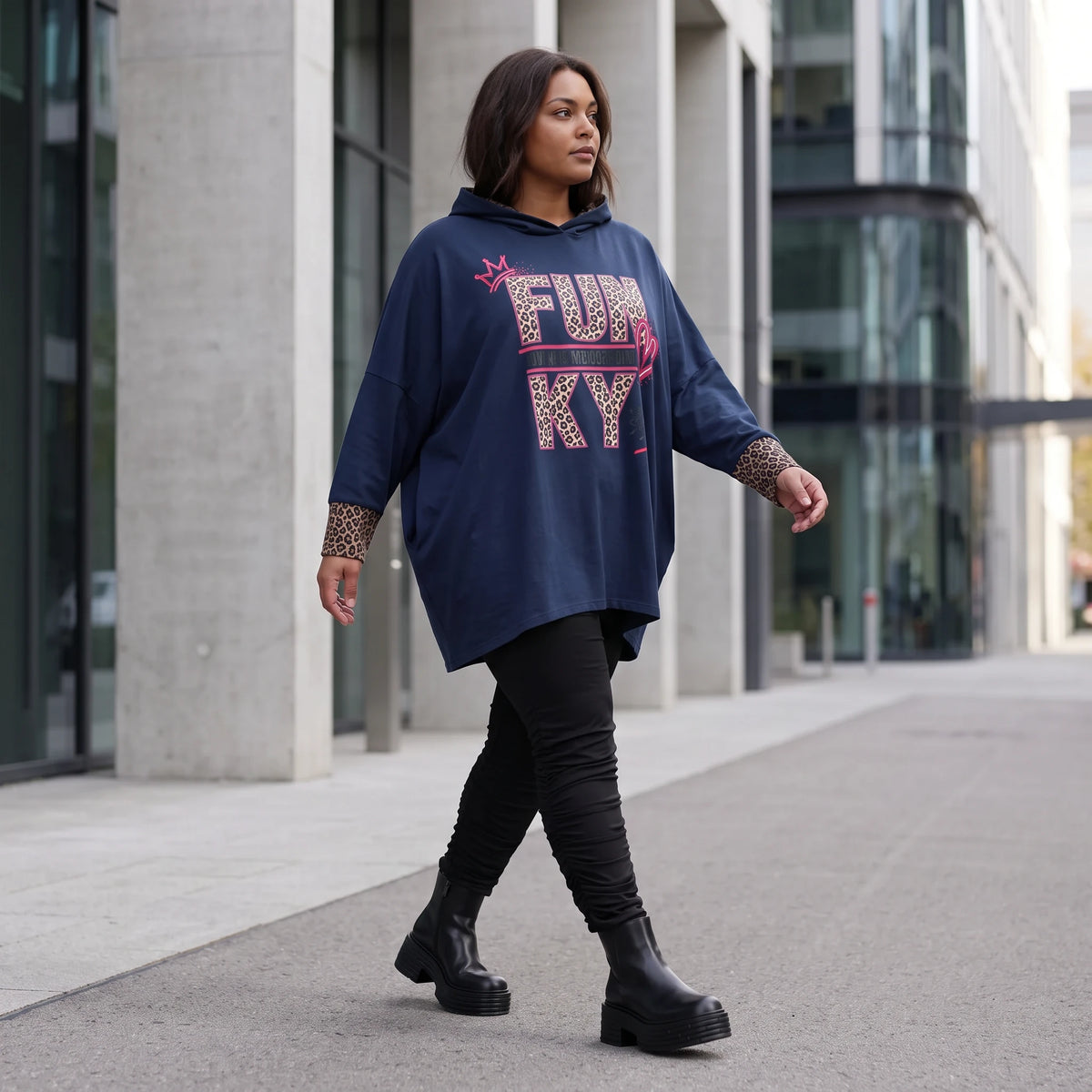 Dunkelblaues Kapuzensweatshirt mit Leoprint aus French Terry mit gerader Silhouette
