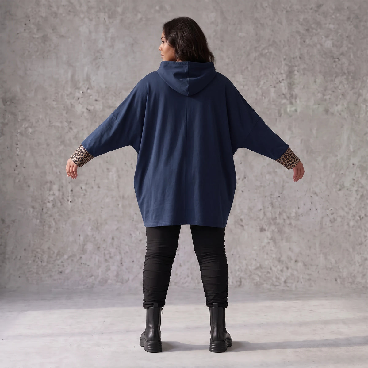 Dunkelblaues Kapuzensweatshirt mit Leoprint aus French Terry mit gerader Silhouette
