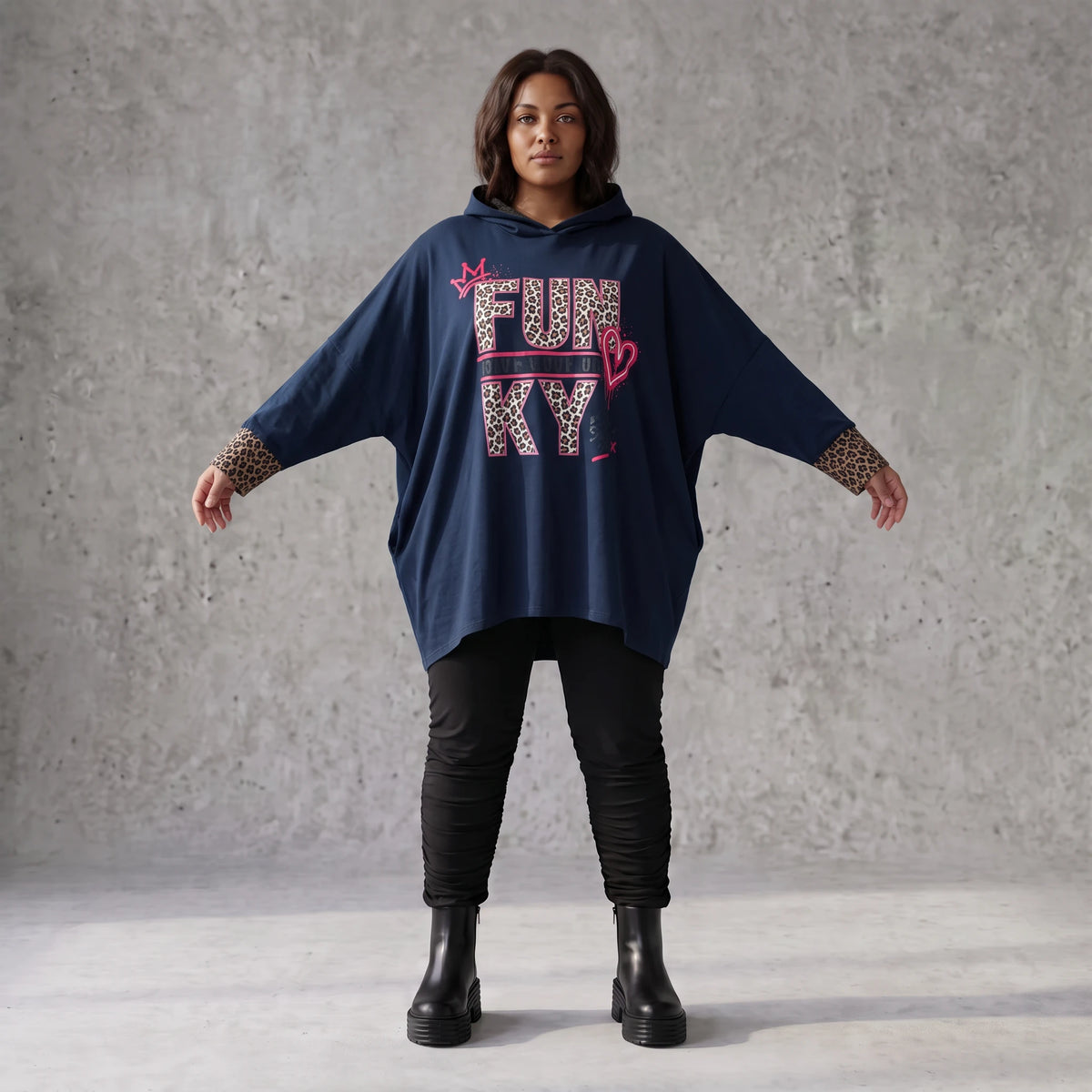 Dunkelblaues Kapuzensweatshirt mit Leoprint aus French Terry mit gerader Silhouette