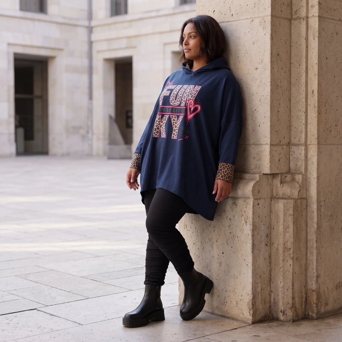 Dunkelblaues Kapuzensweatshirt mit Leoprint aus French Terry mit gerader Silhouette