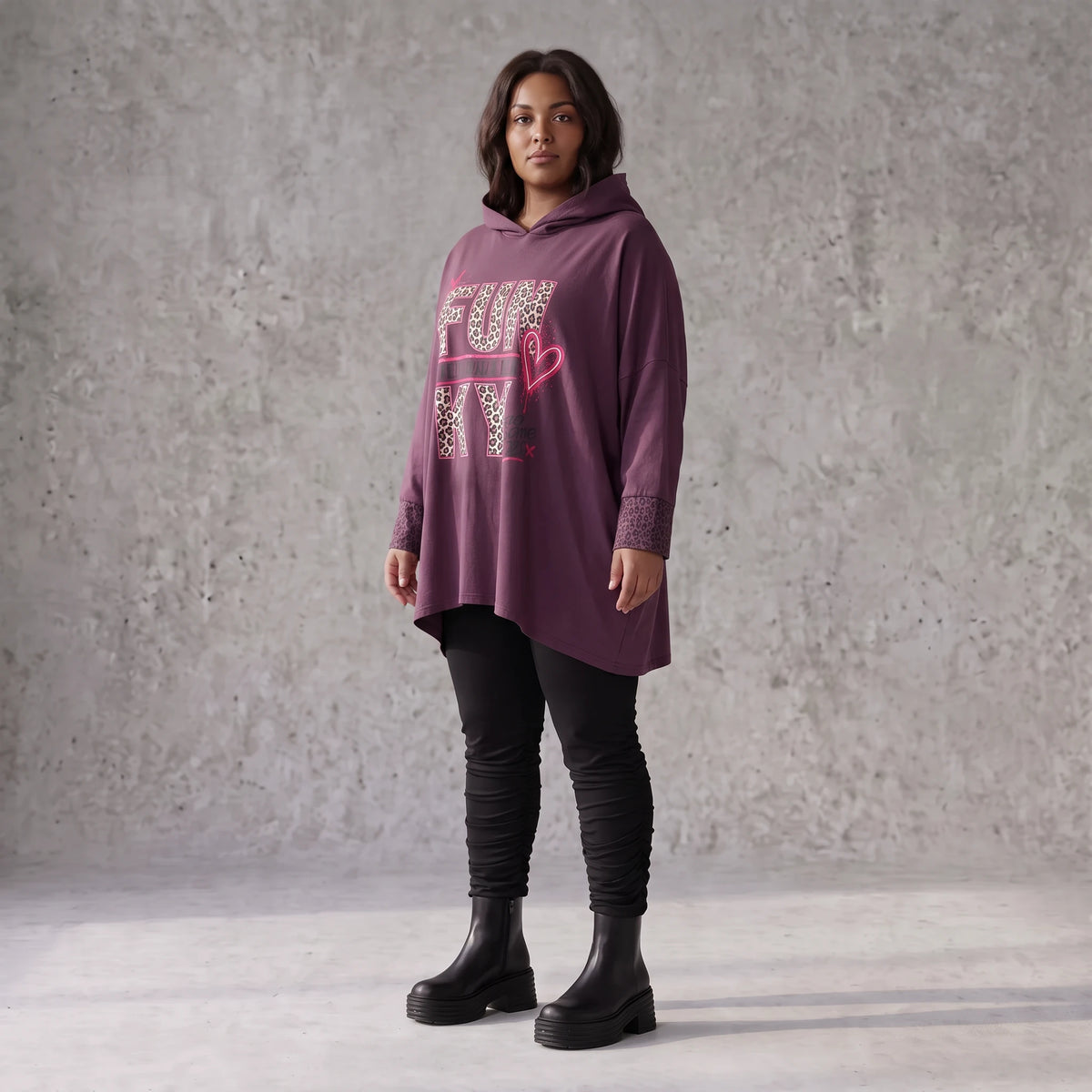 Fliederner Kapuzenpullover mit Leoprint aus French Terry mit Stretch und Seitentaschen