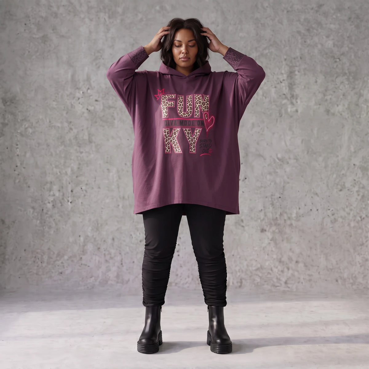 Fliederner Kapuzenpullover mit Leoprint aus French Terry mit Stretch und Seitentaschen