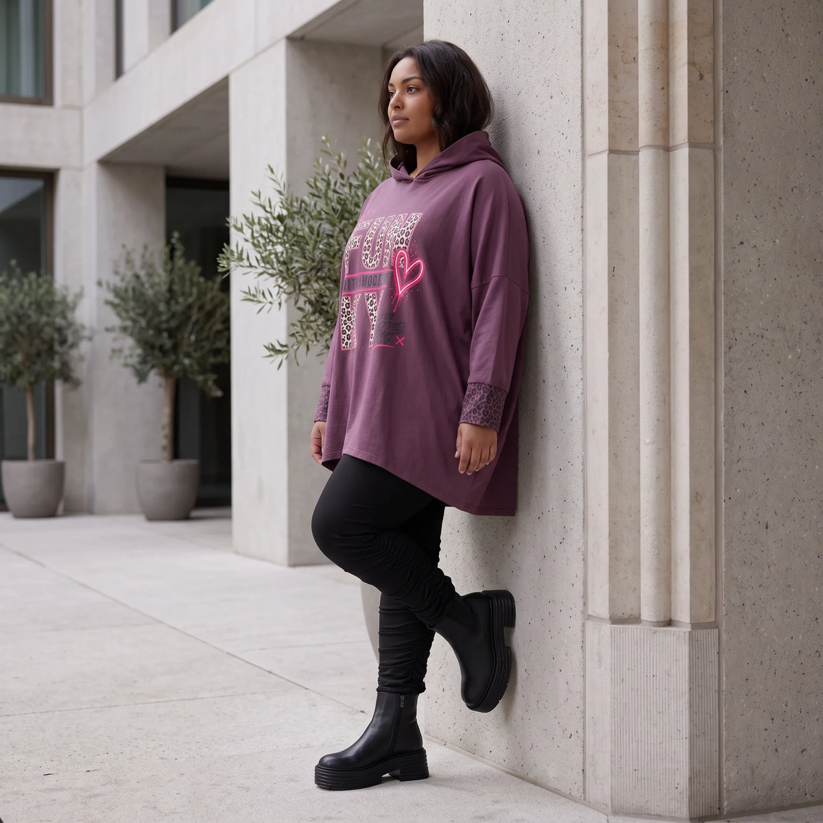Fliederner Kapuzenpullover mit Leoprint aus French Terry mit Stretch und Seitentaschen