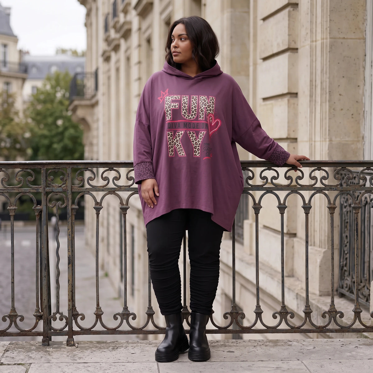 Fliederner Kapuzenpullover mit Leoprint aus French Terry mit Stretch und Seitentaschen