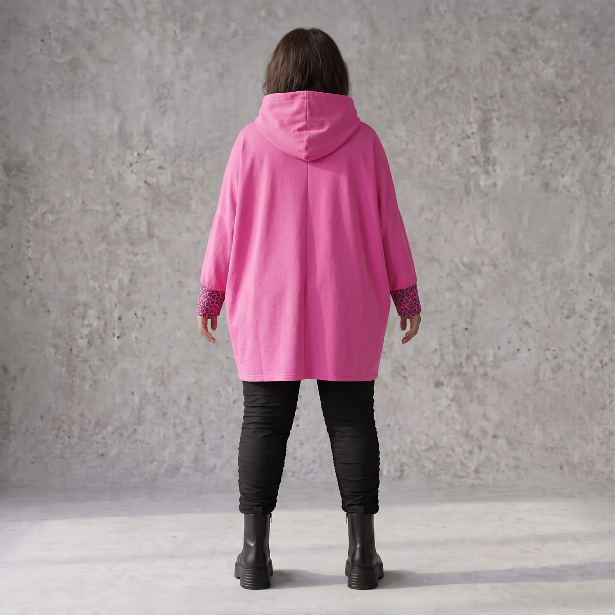 Pinke Leoprint Kapuzensweatjacke aus Baumwollmix mit French Terry und verlängertem Rücken