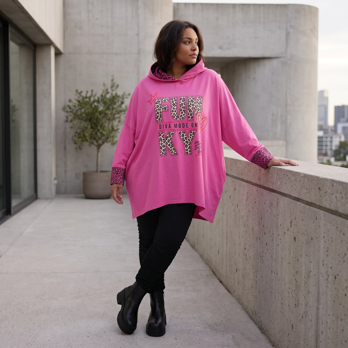 Pinke Leoprint Kapuzensweatjacke aus Baumwollmix mit French Terry und verlängertem Rücken