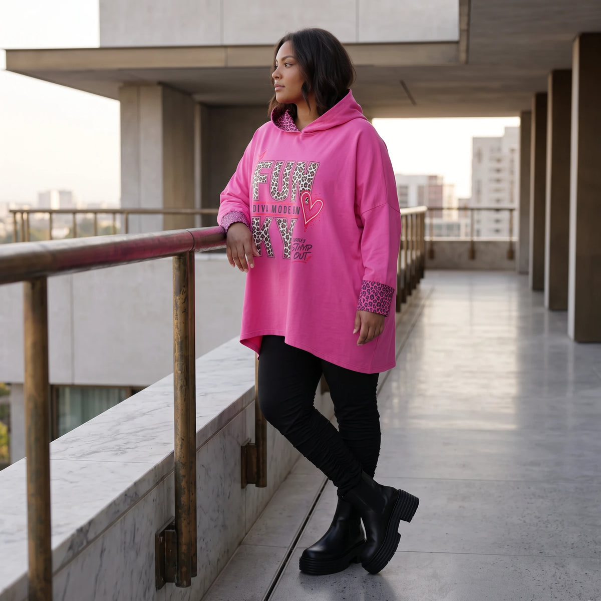 Pinke Leoprint Kapuzensweatjacke aus Baumwollmix mit French Terry und verlängertem Rücken