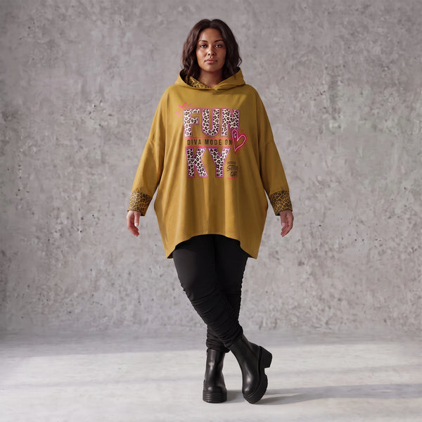 Kapuzensweatshirt in Camel mit Leoprint aus French Terry in gerader Form länger hinten
