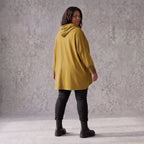 Kapuzensweatshirt in Camel mit Leoprint aus French Terry in gerader Form länger hinten