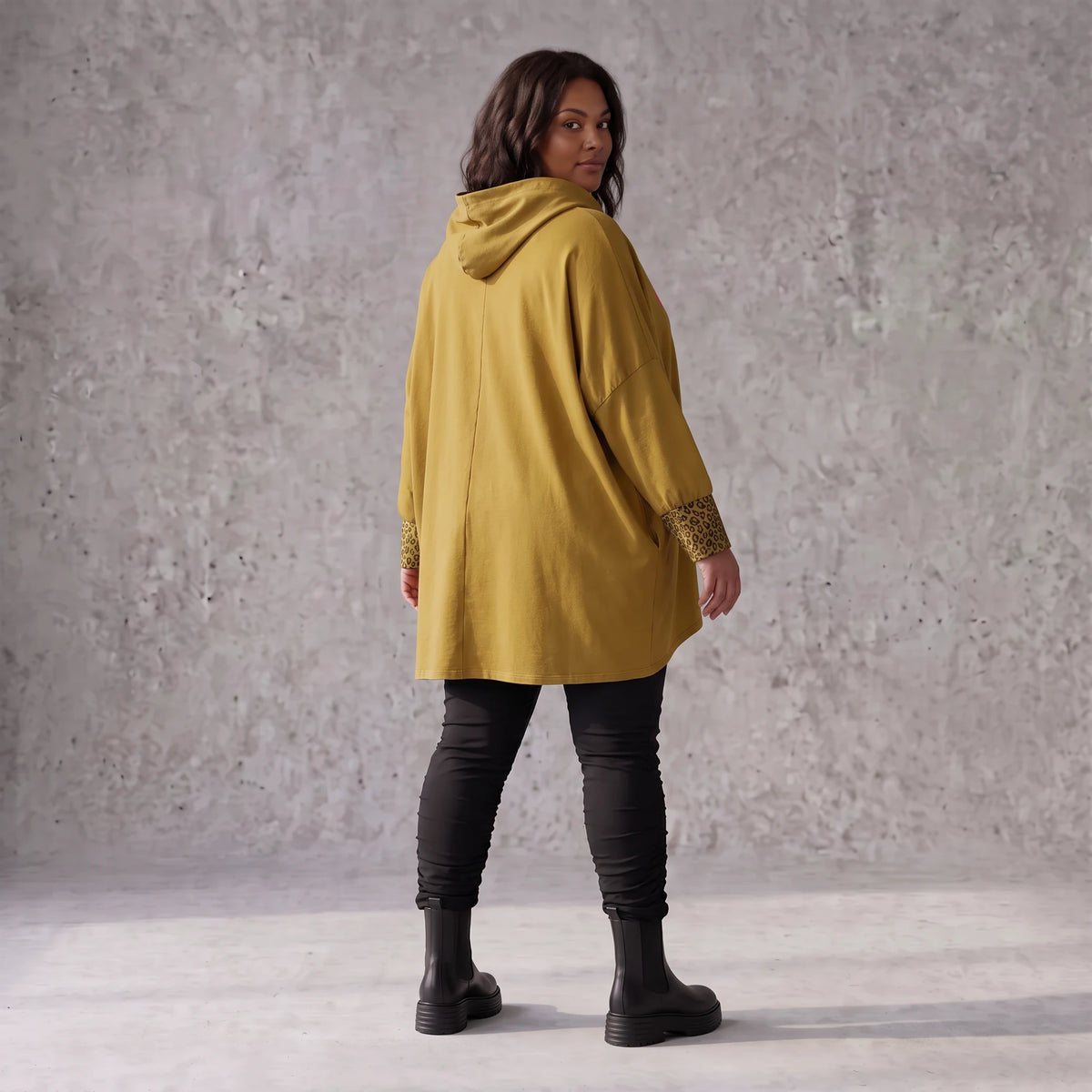 Kapuzensweatshirt in Camel mit Leoprint aus French Terry in gerader Form länger hinten