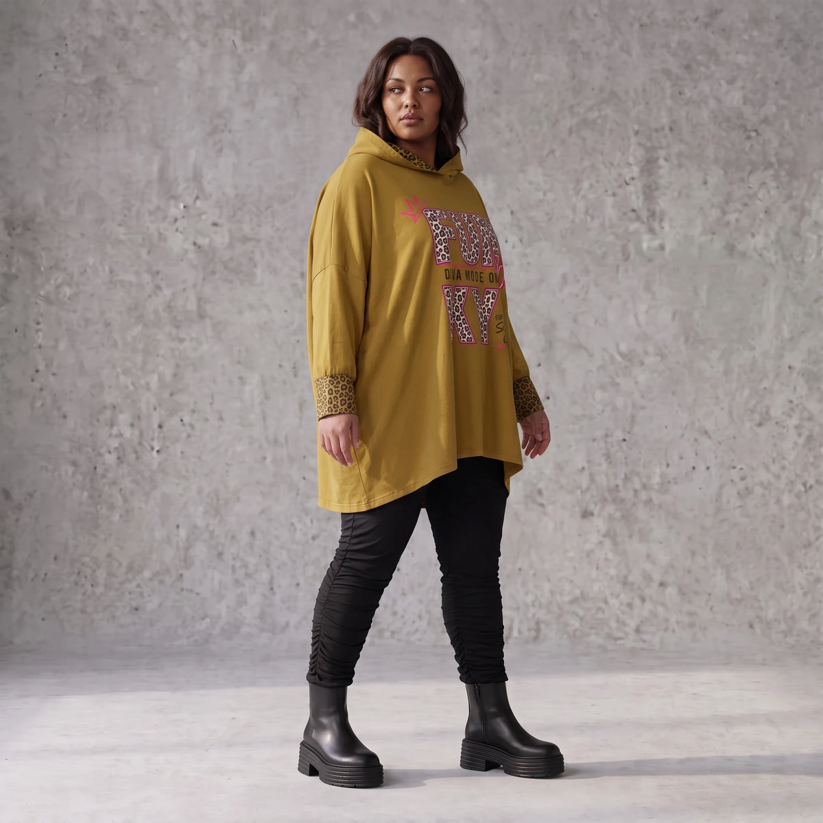 Kapuzensweatshirt in Camel mit Leoprint aus French Terry in gerader Form länger hinten