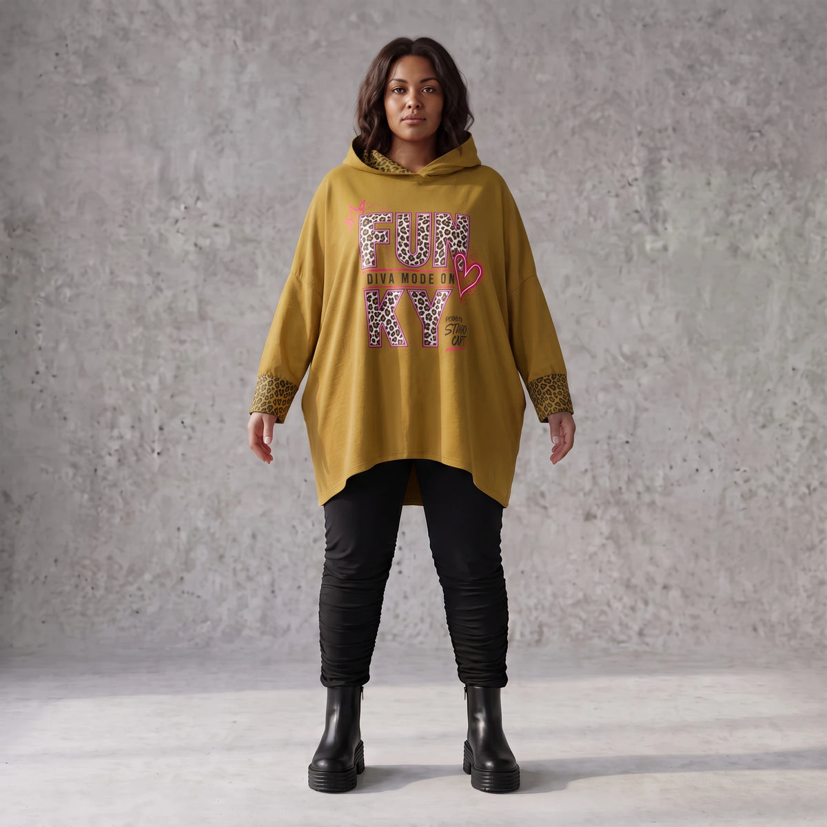 Kapuzensweatshirt in Camel mit Leoprint aus French Terry in gerader Form länger hinten