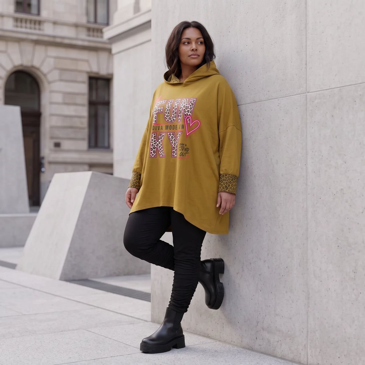Kapuzensweatshirt in Camel mit Leoprint aus French Terry in gerader Form länger hinten