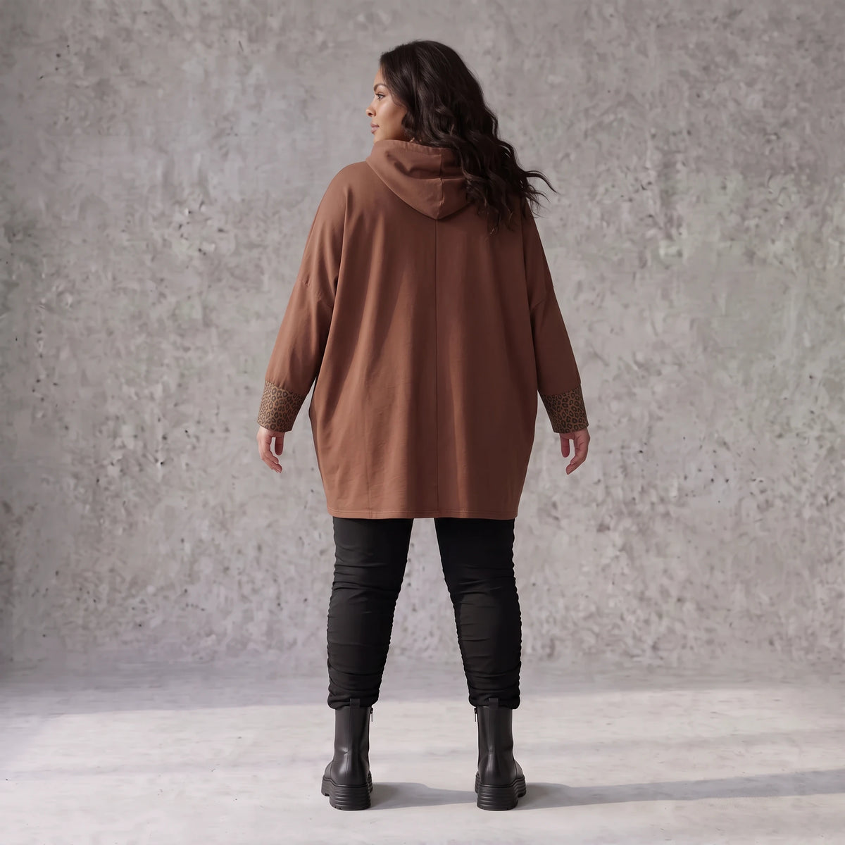 Brauner Kapuzenpulli aus French Terry mit Leomuster gerader Form und längerem Rücken