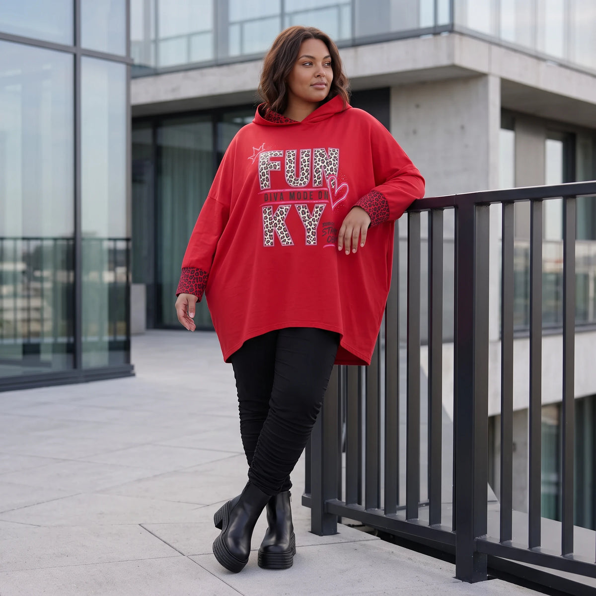 Roter Kapuzenpullover aus French Terry mit Leoprint Seitentaschen und Vokuhilasaum