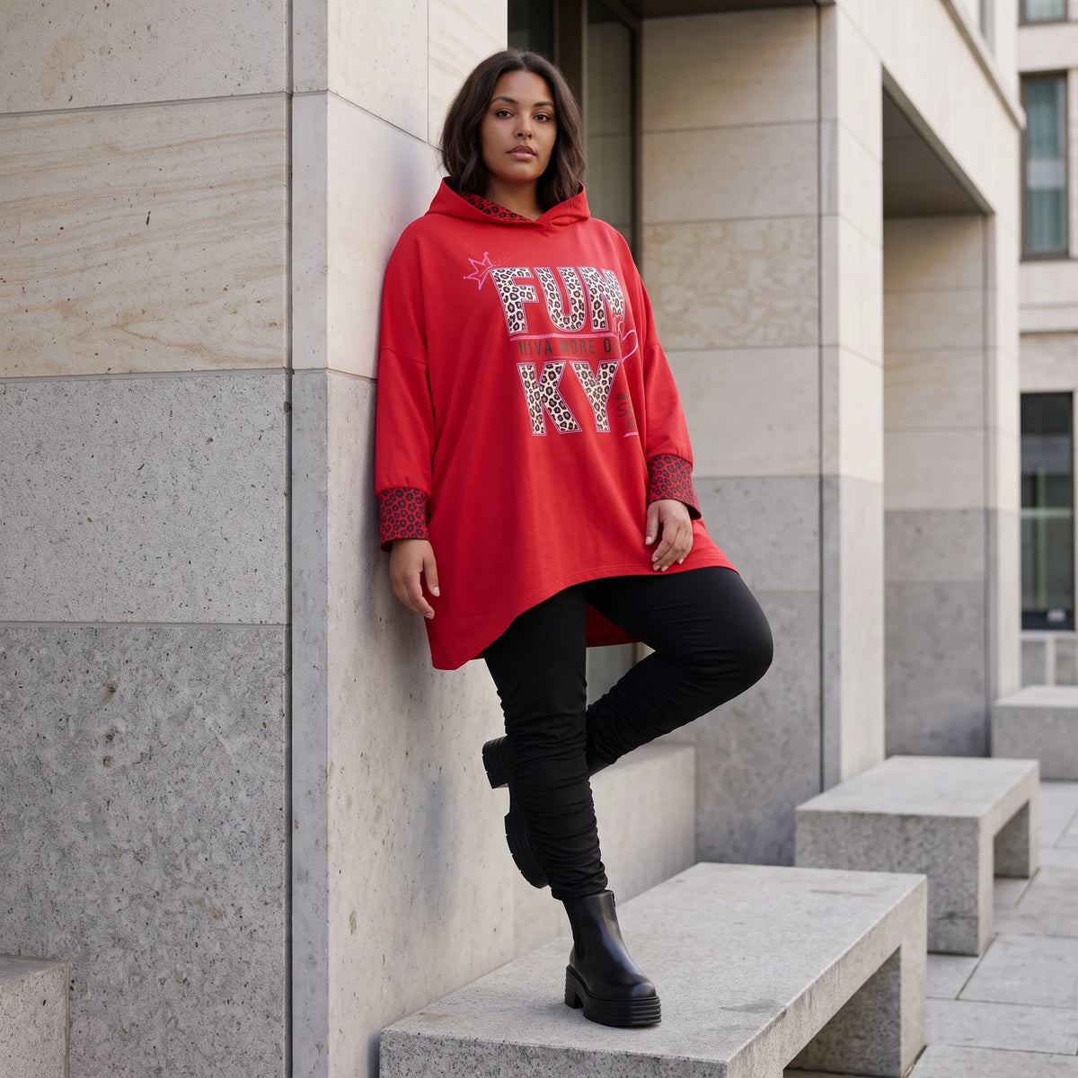 Roter Kapuzenpullover aus French Terry mit Leoprint Seitentaschen und Vokuhilasaum