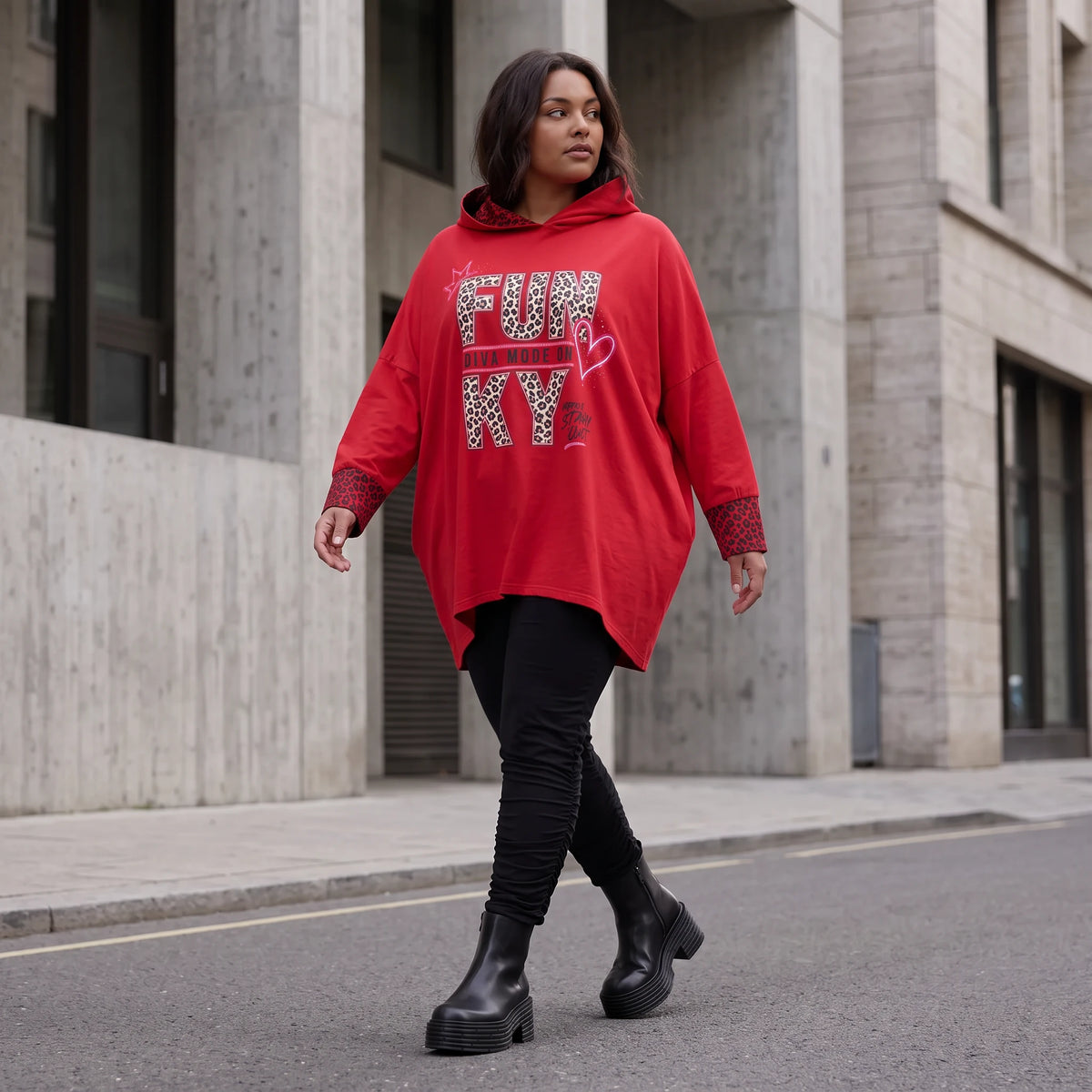 Roter Kapuzenpullover aus French Terry mit Leoprint Seitentaschen und Vokuhilasaum
