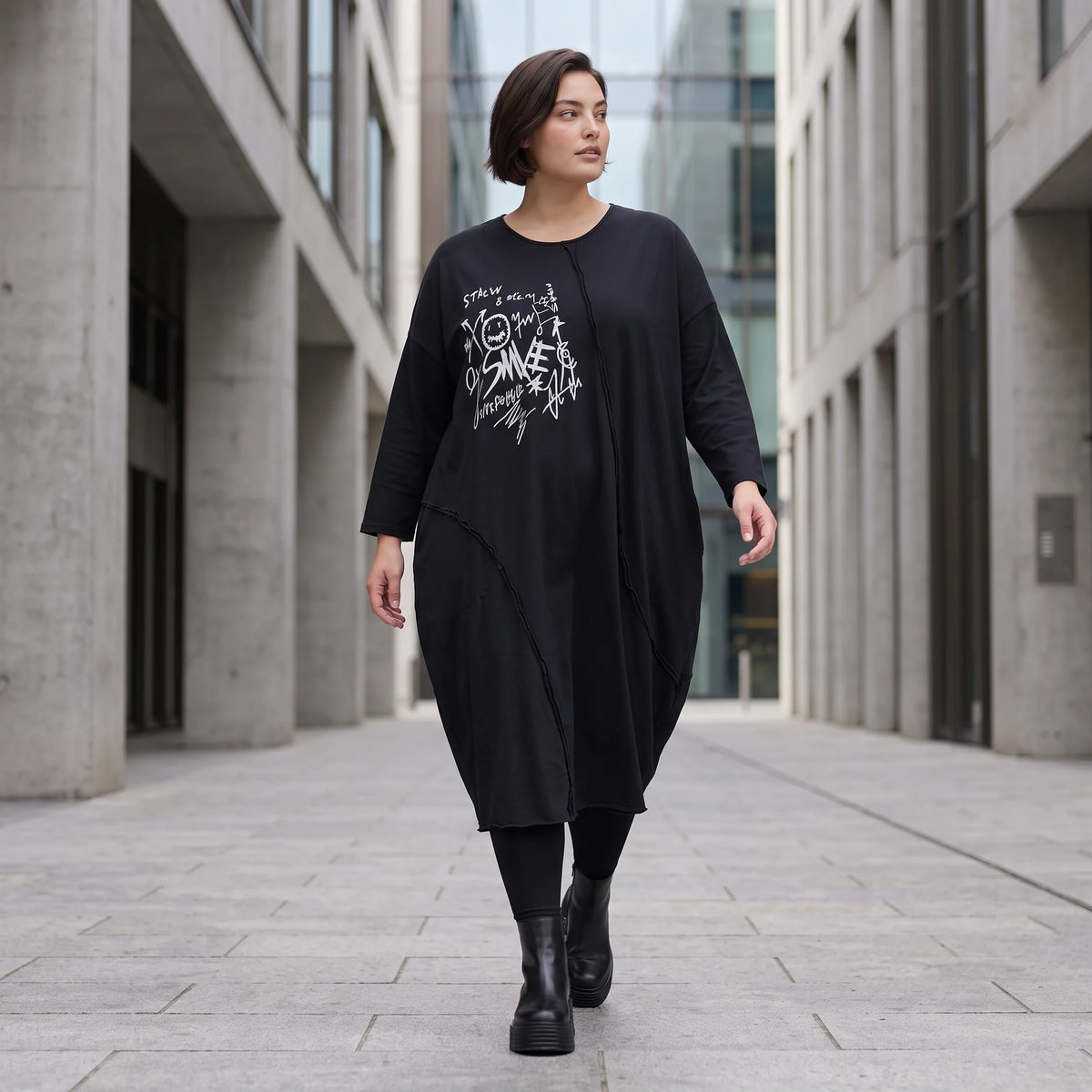 Kleid in OldBlack aus weichem French Terry in Ballonform mit Rundhalsausschnitt Langarm