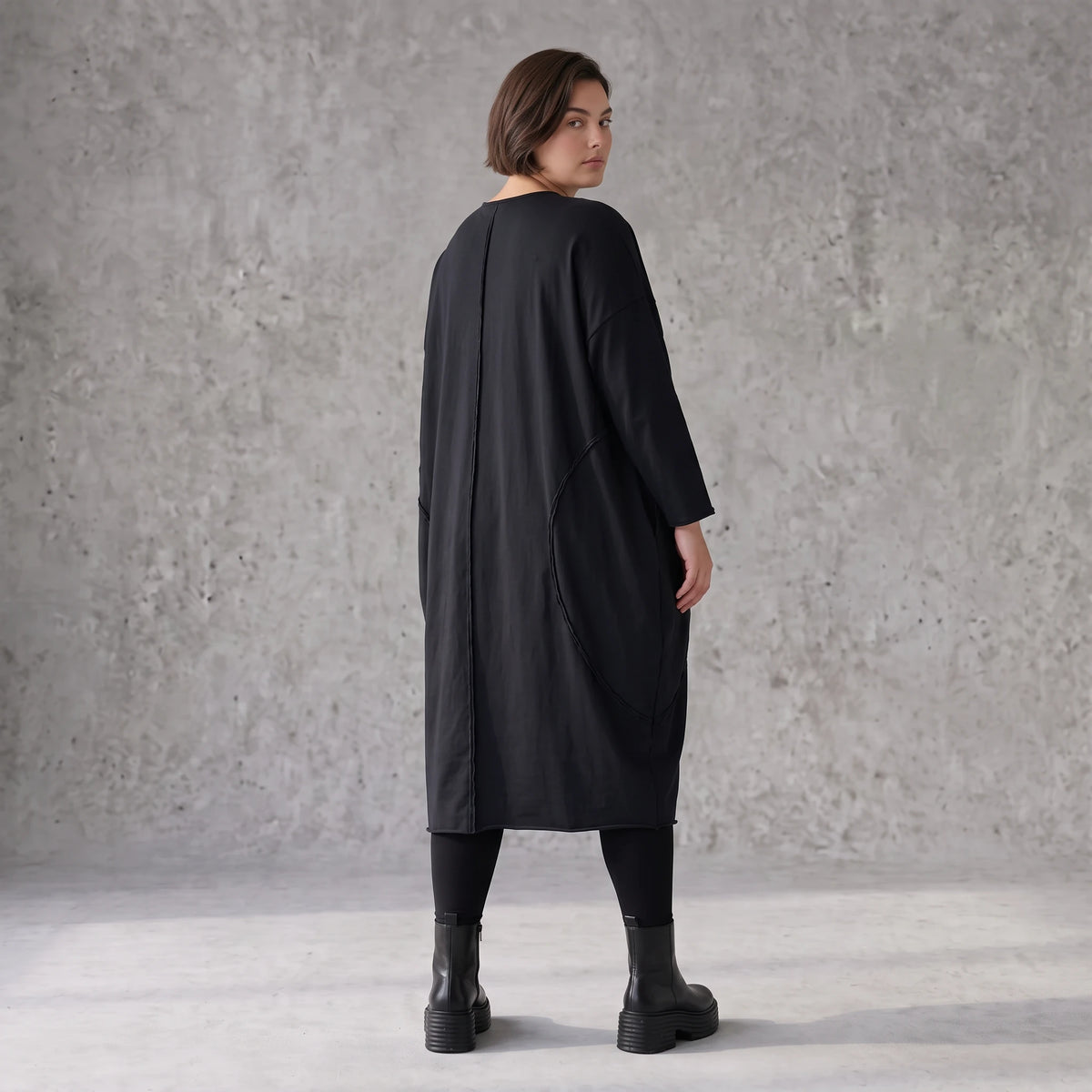 Kleid in OldBlack aus weichem French Terry in Ballonform mit Rundhalsausschnitt Langarm