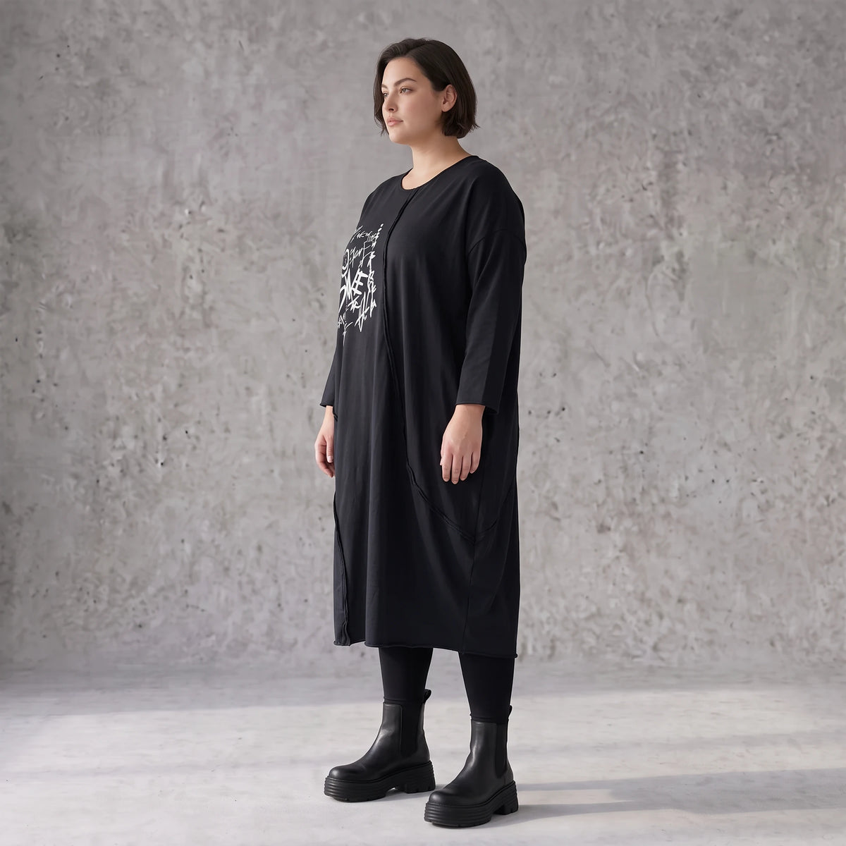 Kleid in OldBlack aus weichem French Terry in Ballonform mit Rundhalsausschnitt Langarm